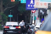 六安台当局这个单位的公车，给了狗了