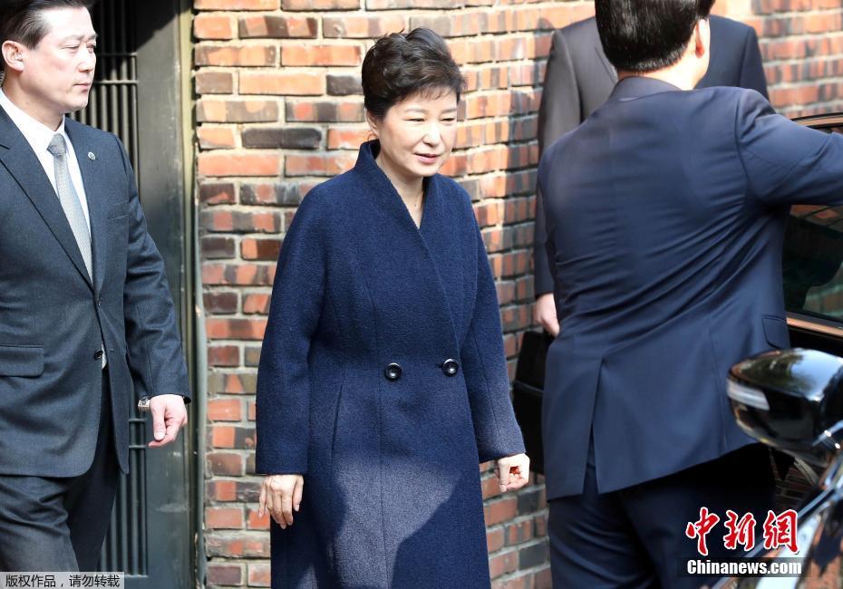 当地时间3月21日，韩国检察厅特别调查本部于21日上午9时30分传唤前总统朴槿惠，对她受贿、滥用职权等嫌疑进行调查，朴槿惠将成为韩国宪政史上第四位被检方传讯的总统。图为朴槿惠在安保人员的保(💍)护下离开居住地。