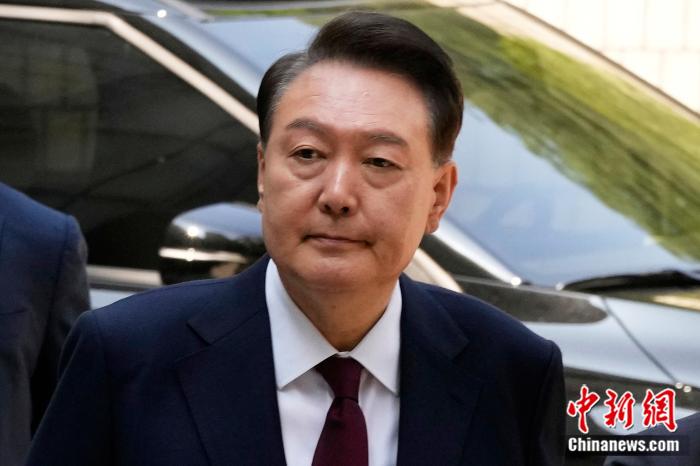 当地时间2025年5月12日，韩国首(🏖)尔，因被控策划叛乱而受到审判的前总统尹锡悦(🔰)抵达首尔中央地方法院。图/视觉中国